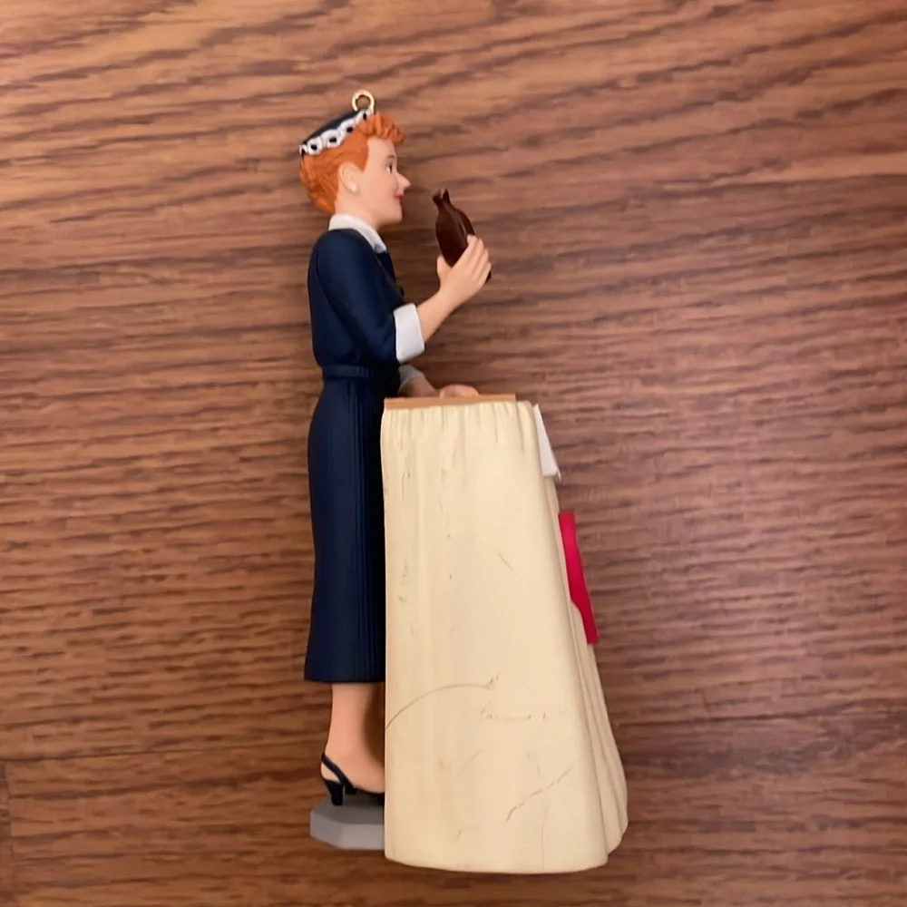 Hallmark Ornament 2001 I Love Lucy Does A TV Commercial Vitameatavegamin - Picture 5 of 11